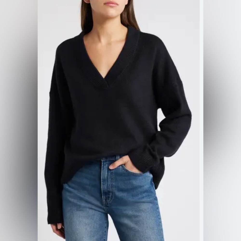 Treasure & Bond Oversize V-Neck Sweater. Size Small. NWT
